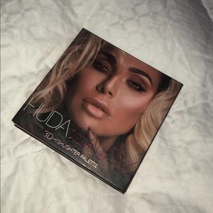 huda beauty highlighter palette